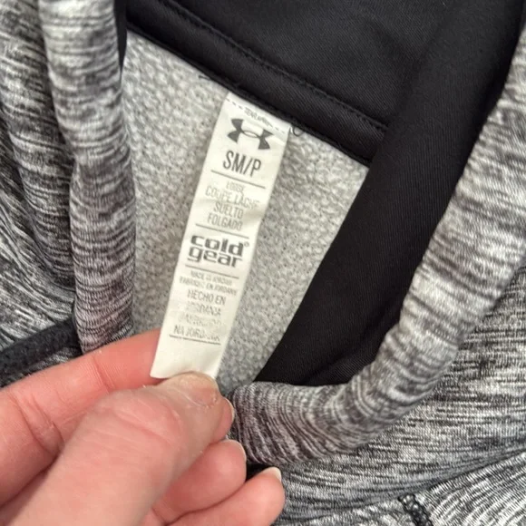 Woman’s under armour hoodie - Picture 3 of 4